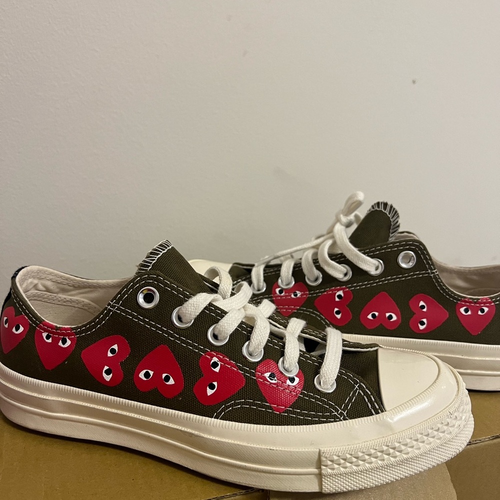Converse low top sneakers olive green with red heart graphics